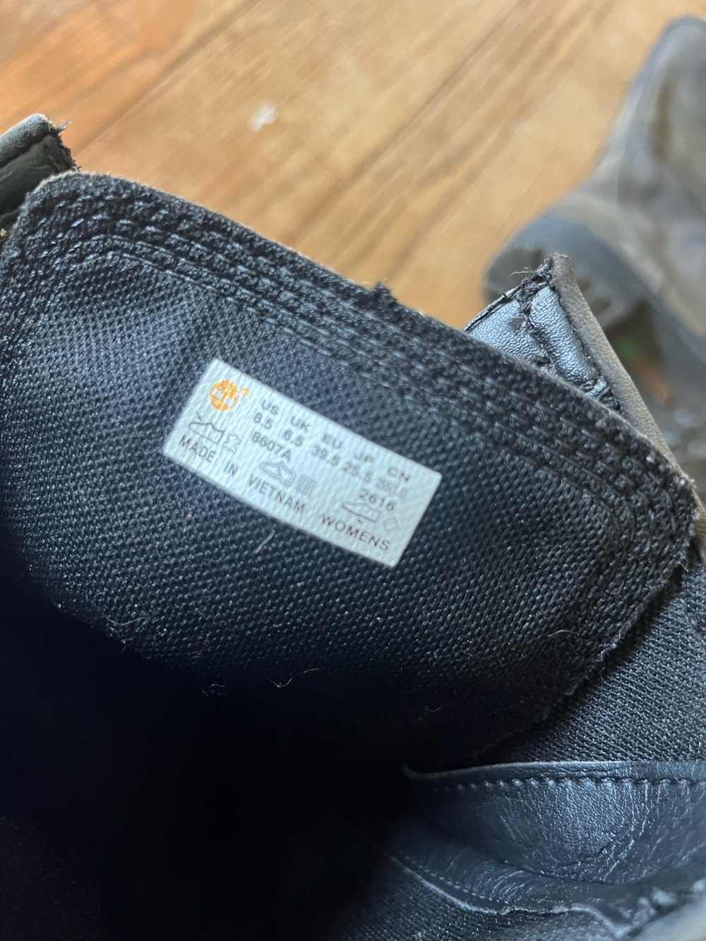 Leaving soon AS IS Timberland women’s 8.5 combat style boots AS IS - Picture 12 of 16